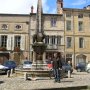 Paweł przed pomnikiem w Cluny