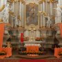 Przed modlitwą poranną w kościele św. Archanioła Rafała